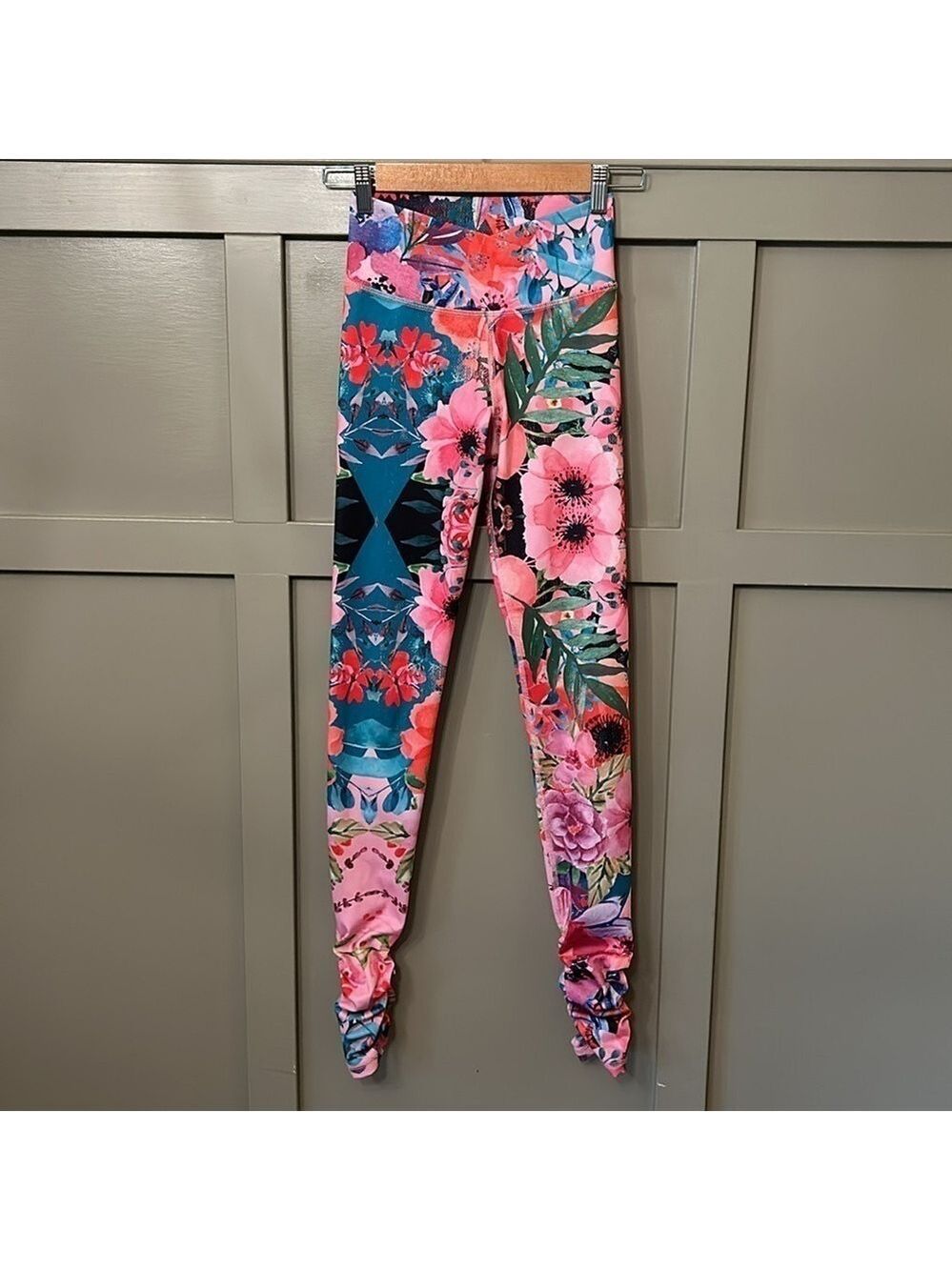Mika Yoga Wear Gabi Gaby Yoga Leggings Cross Over Waist Cinched Ankle Size XS/S